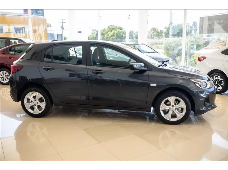 Chevrolet Onix Cinza 4