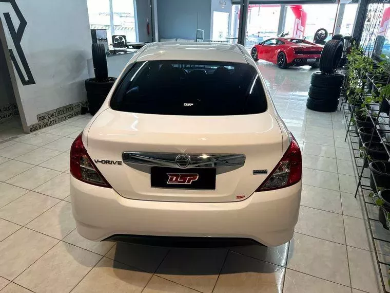 Nissan Versa Branco 5