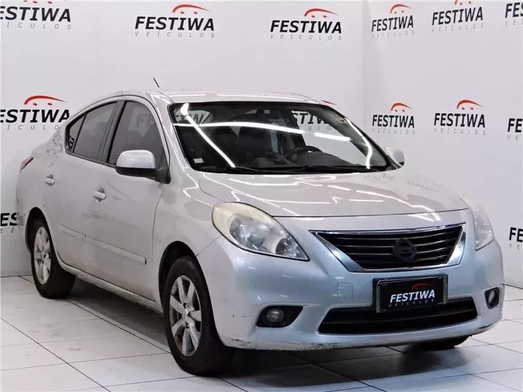 Nissan Versa Prata 4