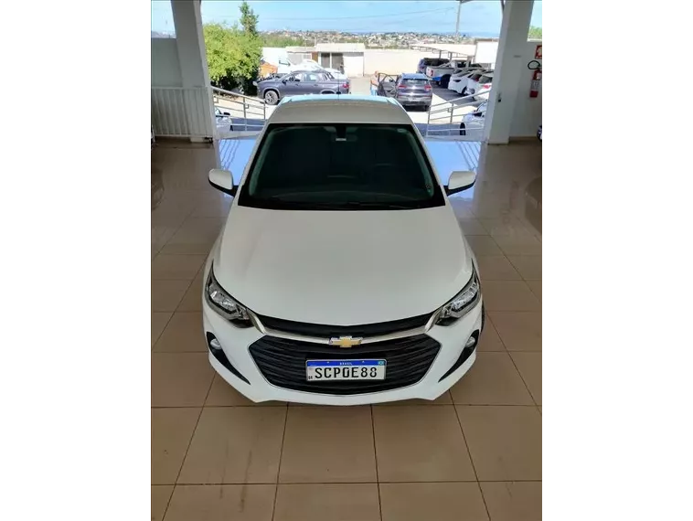 Chevrolet Onix Branco 17