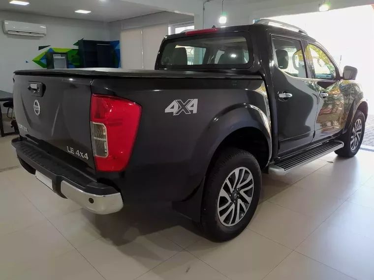 Nissan Frontier Preto 25