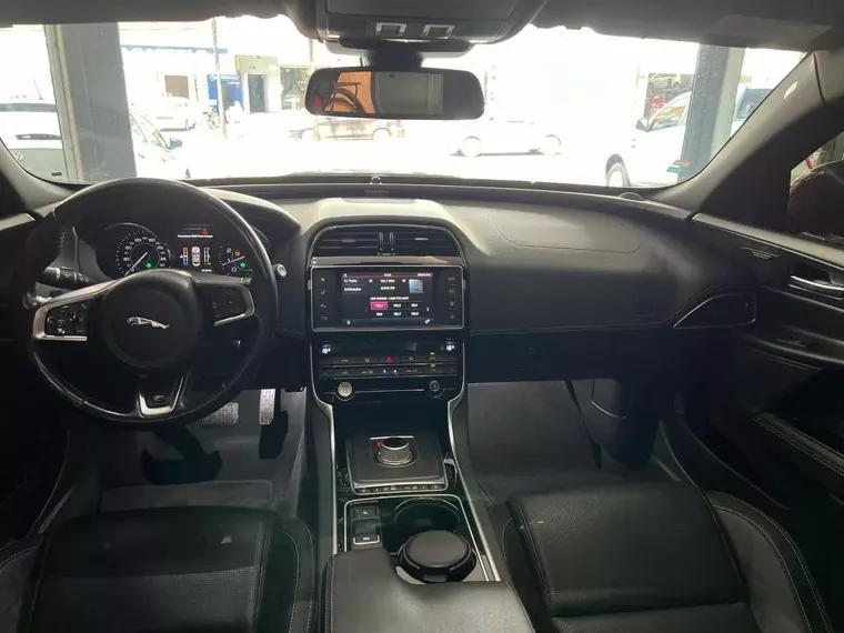 Jaguar XE Vermelho 13