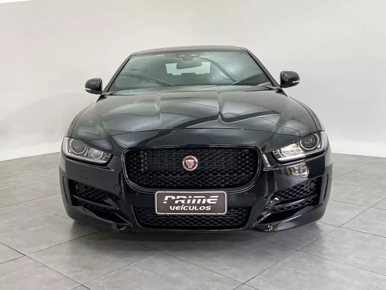 Jaguar XE Preto 8