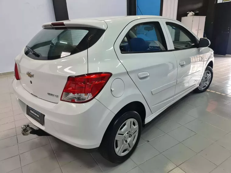 Chevrolet Onix Branco 4