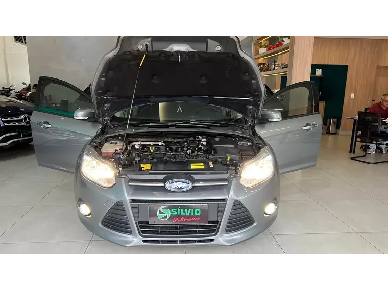 Ford Focus Cinza 12