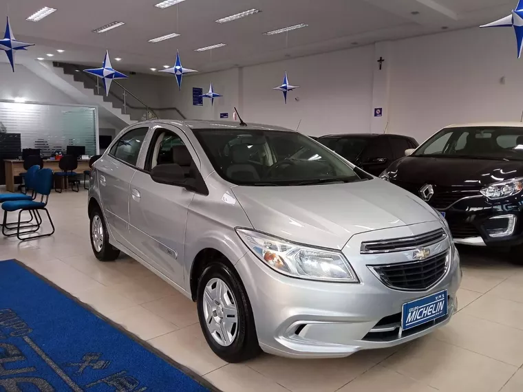 Chevrolet Onix Prata 1