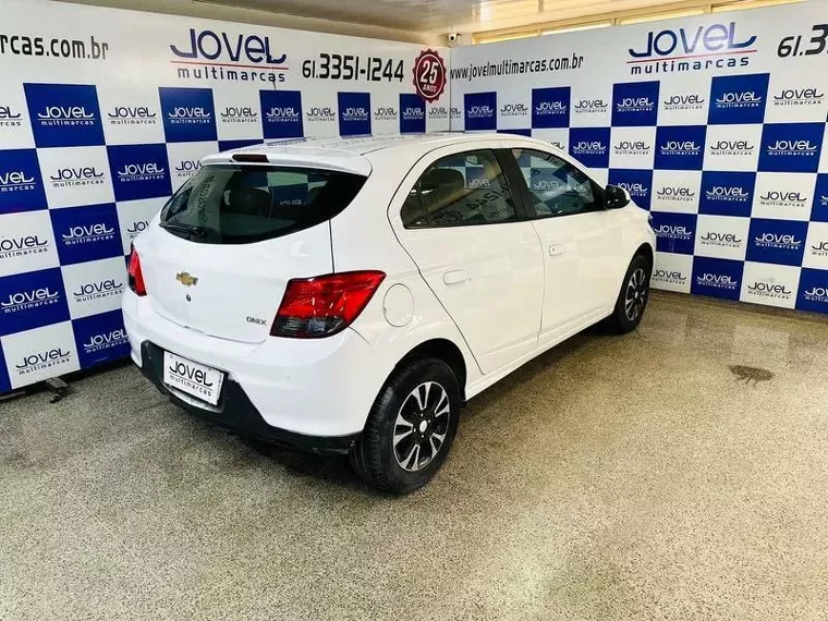 Chevrolet Onix Branco 3