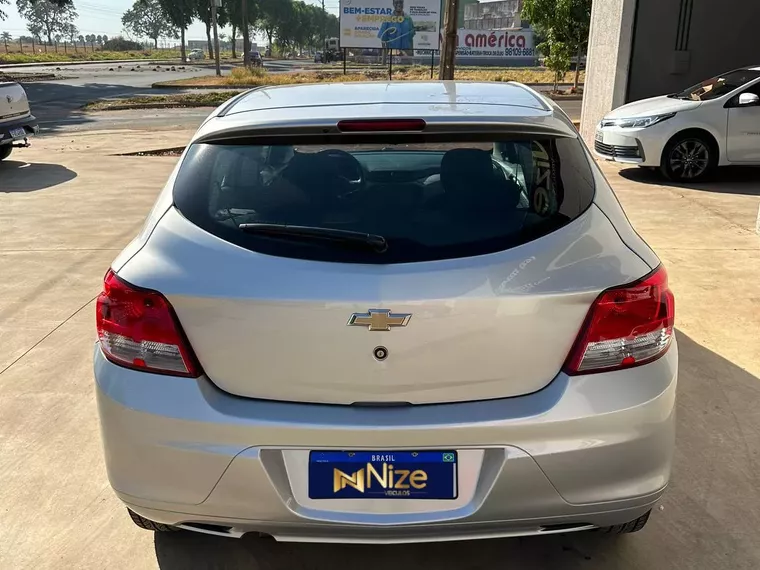 Chevrolet Onix Prata 6