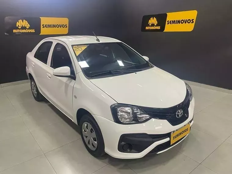 Toyota Etios Branco 13