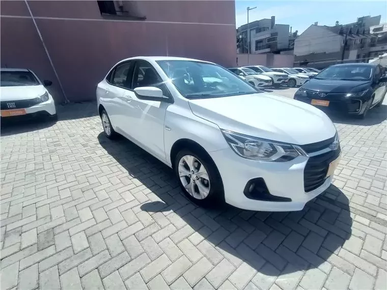 Chevrolet Onix Branco 9