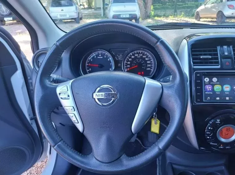 Nissan Versa Branco 13