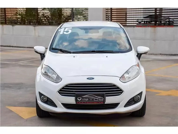 Ford Fiesta Branco 17