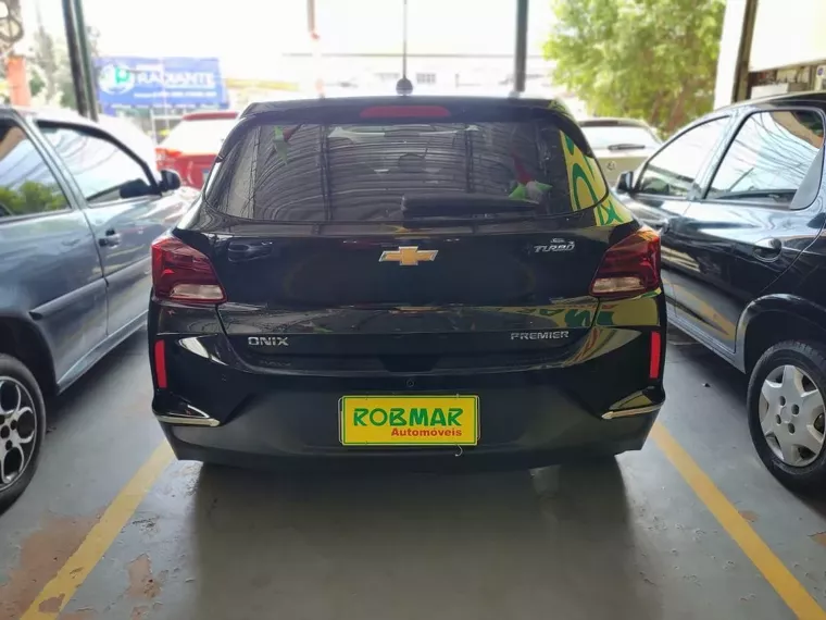 Chevrolet Onix Preto 8