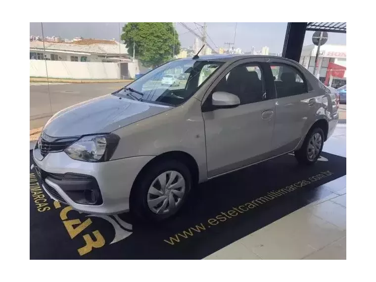 Toyota Etios Prata 1