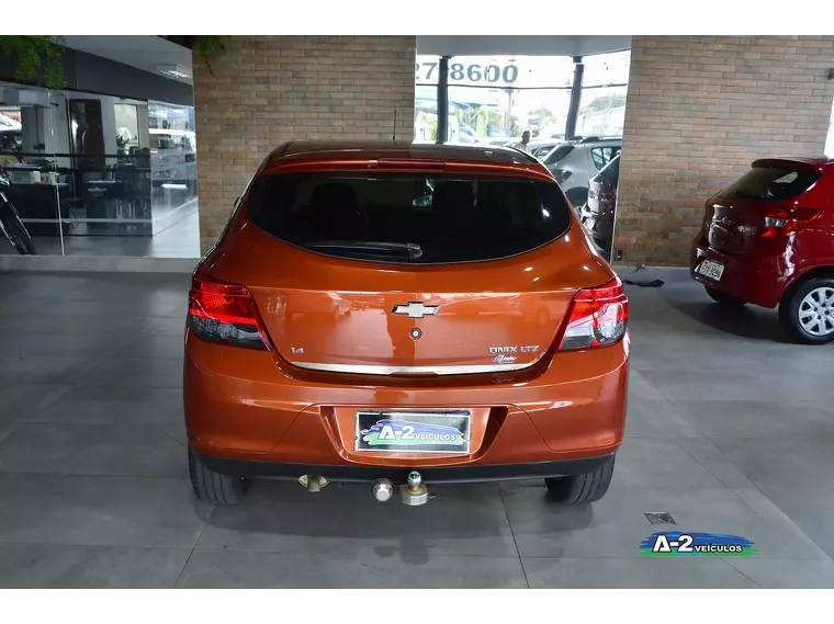 Chevrolet Onix Laranja 12