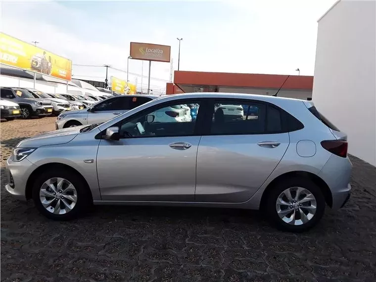 Chevrolet Onix Prata 7