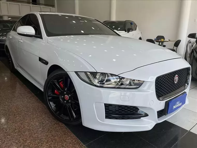 Jaguar XE Branco 12