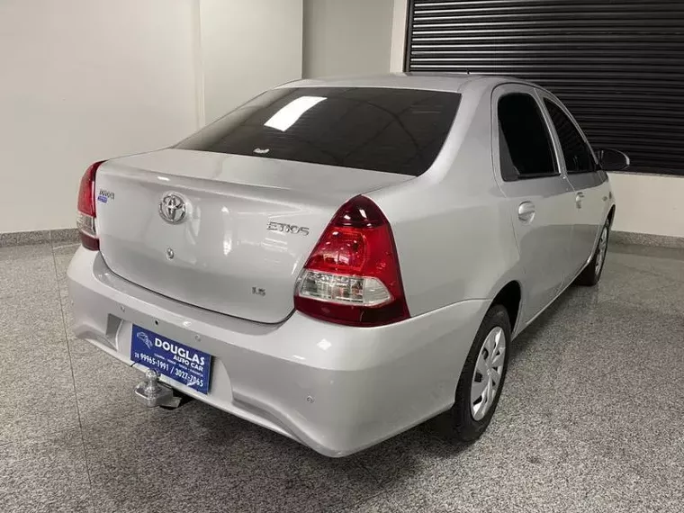 Toyota Etios Prata 11