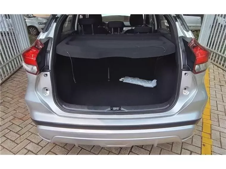 Nissan Kicks Prata 8