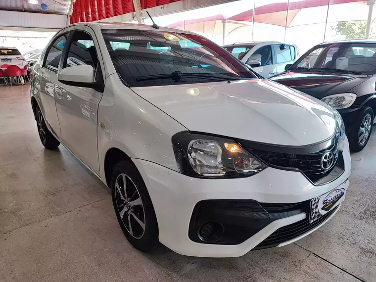 Toyota Etios Branco 4