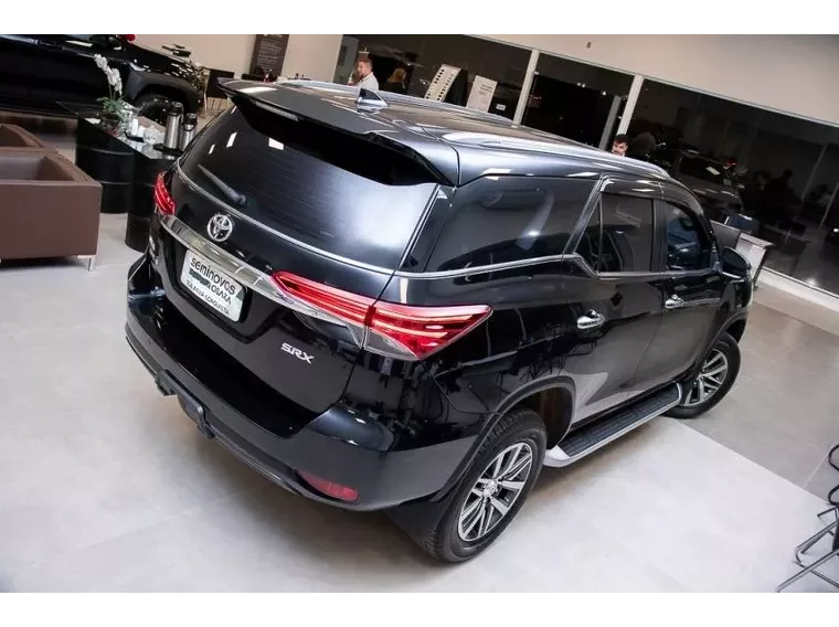 Toyota Hilux SW4 Preto 11