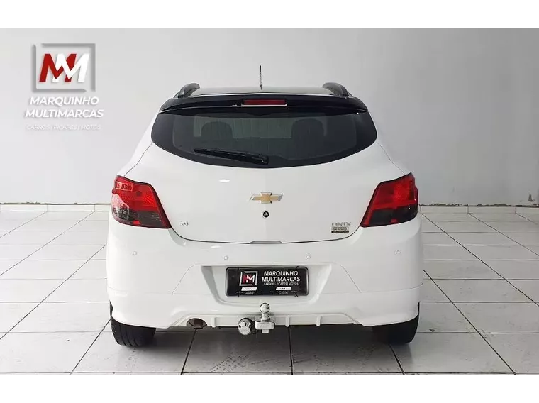 Chevrolet Onix Branco 16