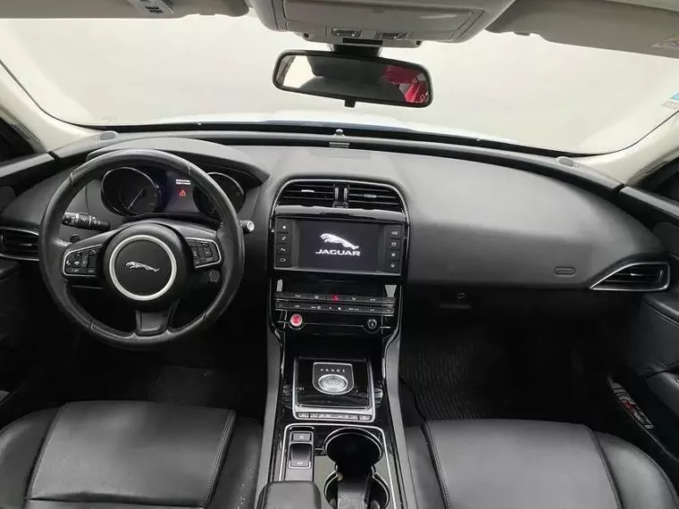 Jaguar XE Branco 11