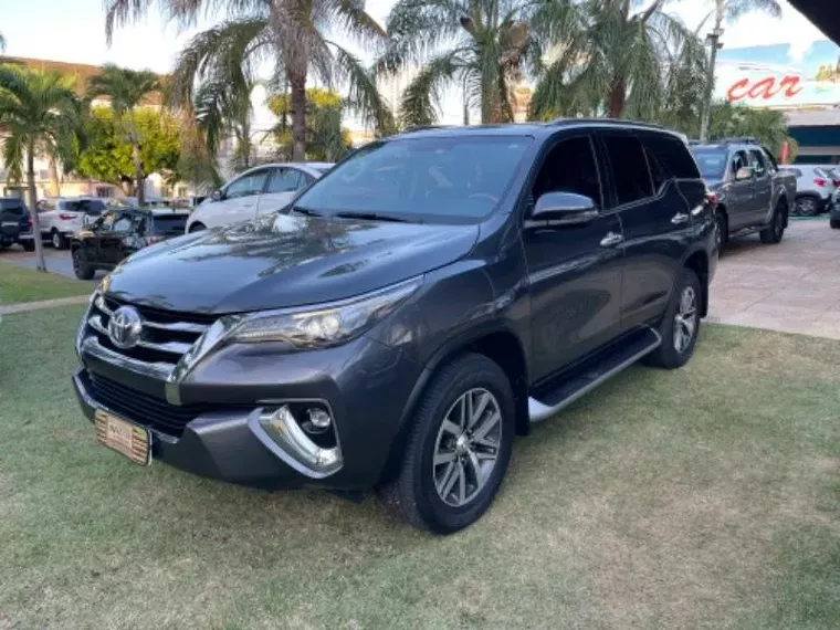 Toyota Hilux SW4 Cinza 9