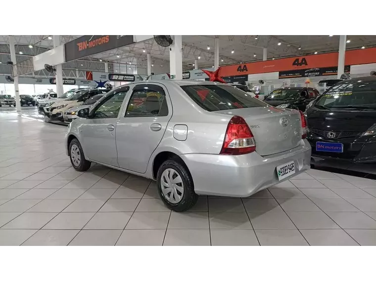 Toyota Etios Prata 3