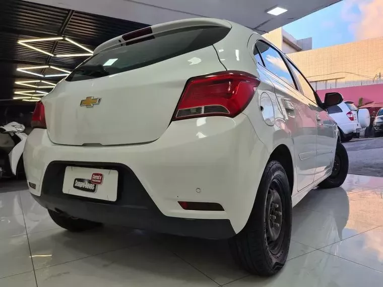 Chevrolet Onix Branco 18