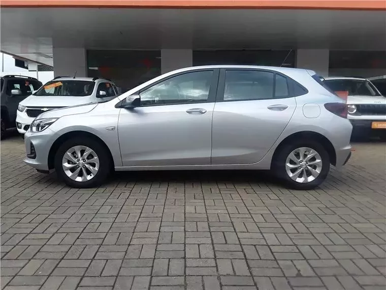 Chevrolet Onix Prata 7