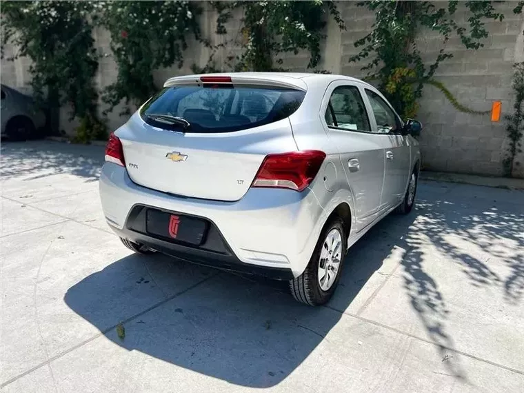 Chevrolet Onix Prata 8