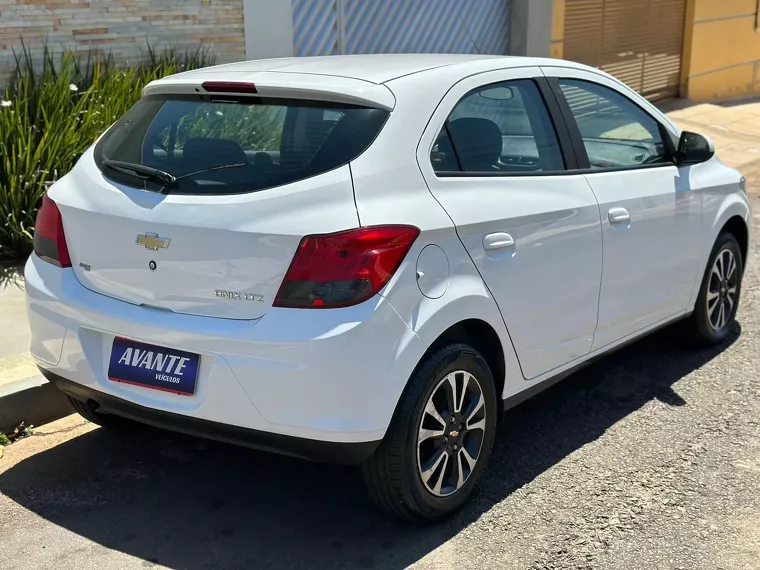 Chevrolet Onix Branco 2