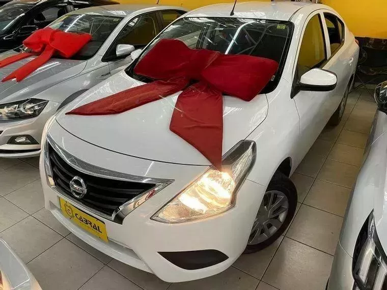 Nissan Versa Branco 12