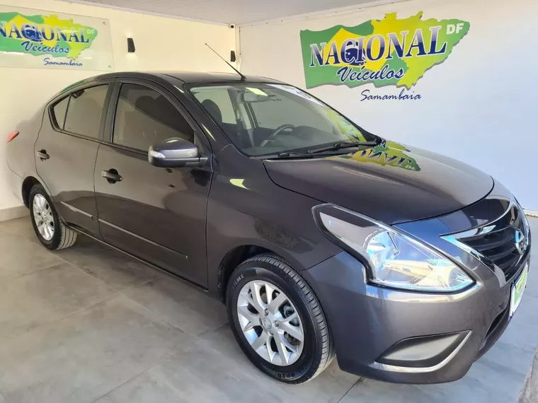 Nissan Versa Cinza 7