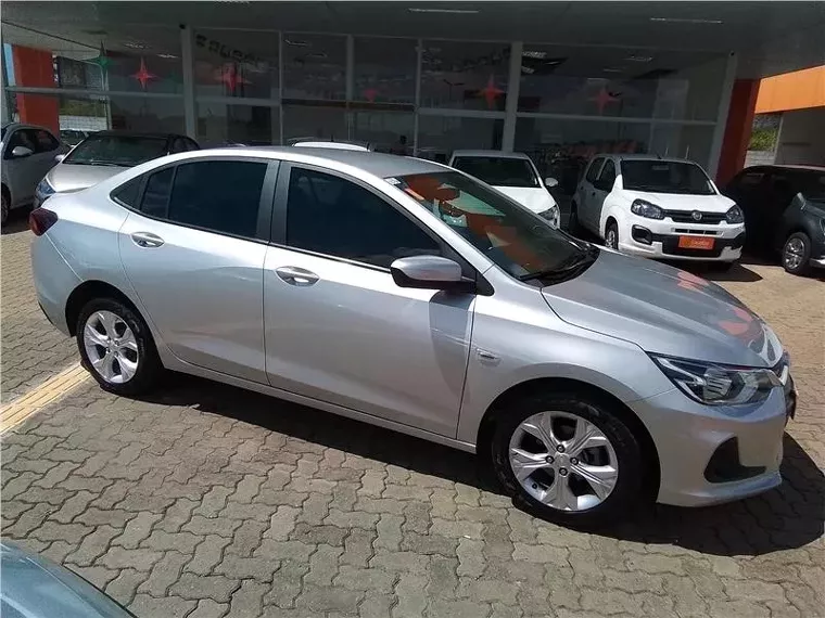 Chevrolet Onix Prata 6