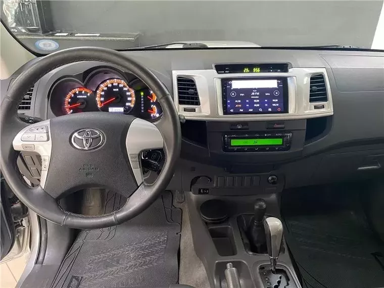 Toyota Hilux Prata 4