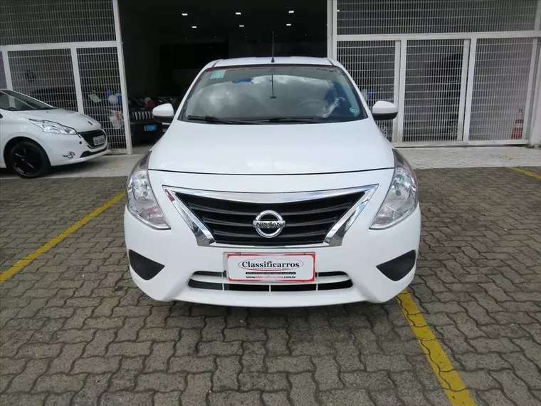 Nissan Versa Branco 2