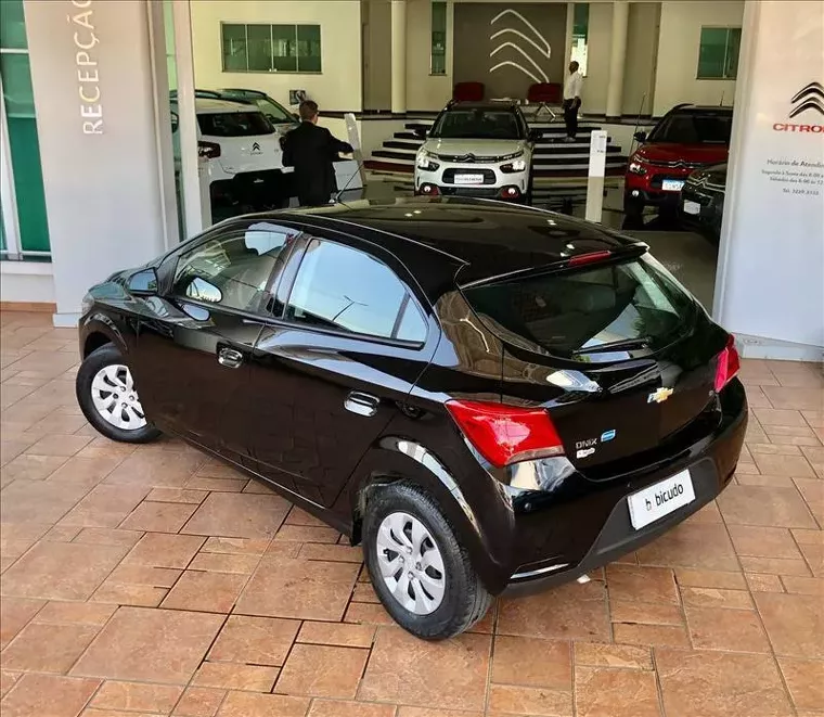 Chevrolet Onix Preto 2