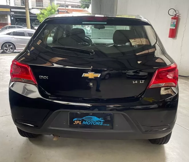 Chevrolet Onix Preto 9