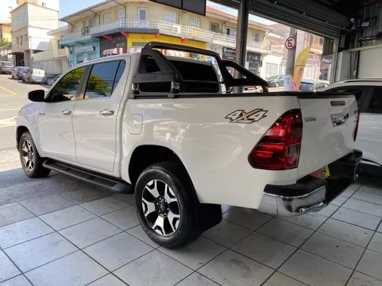 Toyota Hilux Branco 11