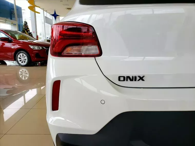 Chevrolet Onix Branco 8