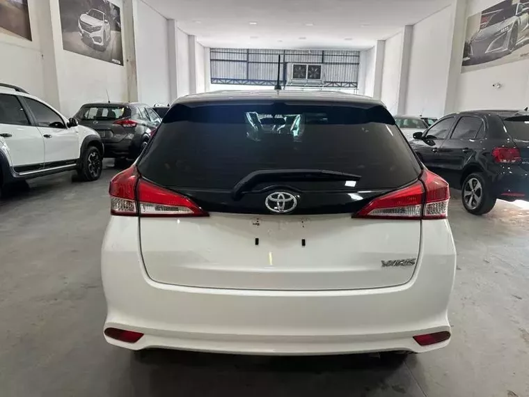 Toyota Yaris Branco 6