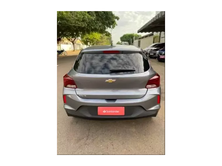 Chevrolet Onix Cinza 17