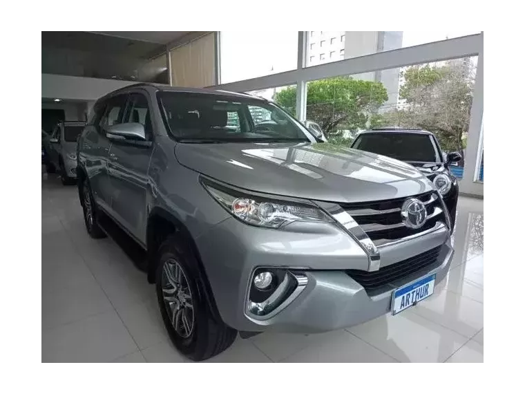 Toyota Hilux SW4 Prata 5