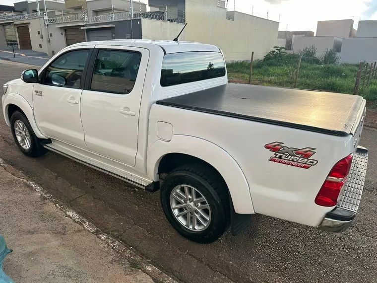 Toyota Hilux Branco 11