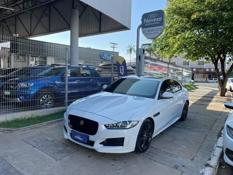 Jaguar XE Branco 15