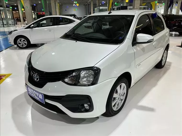 Toyota Etios Branco 11