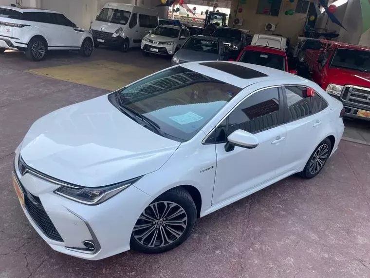 Toyota Corolla Branco 19