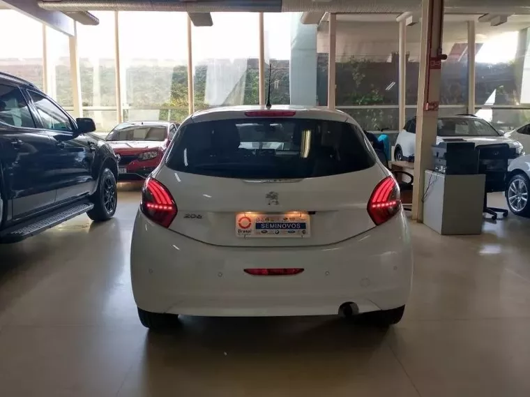 Peugeot 208 Branco 6